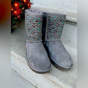 Ugg Australia Women's Classic Short Stud II Boot, Size 6